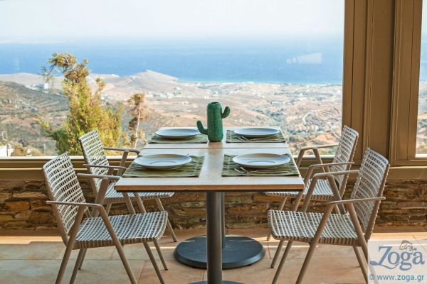 τραπέζι με θέα στο Αιγαίο