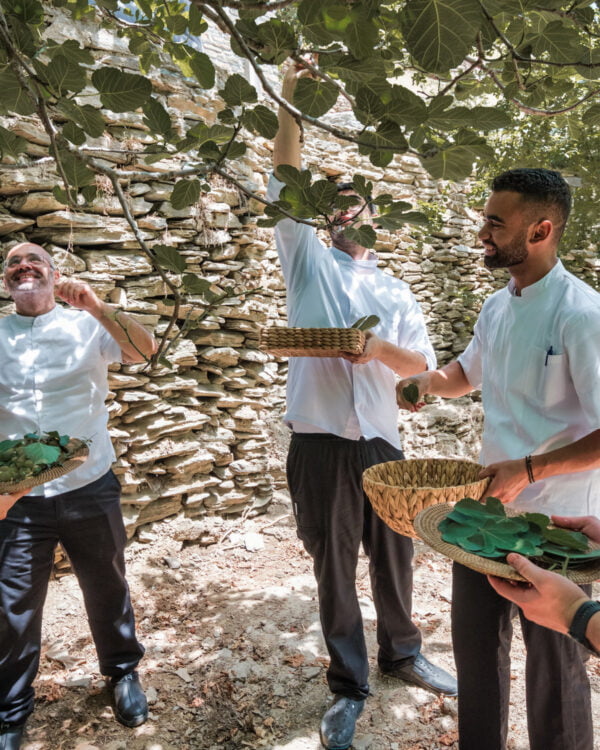 ο σεφ Τασος Μαντης και η ομαδα του